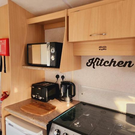 Comfy Caravan On Marine Park Hotel Rhyl Exterior photo