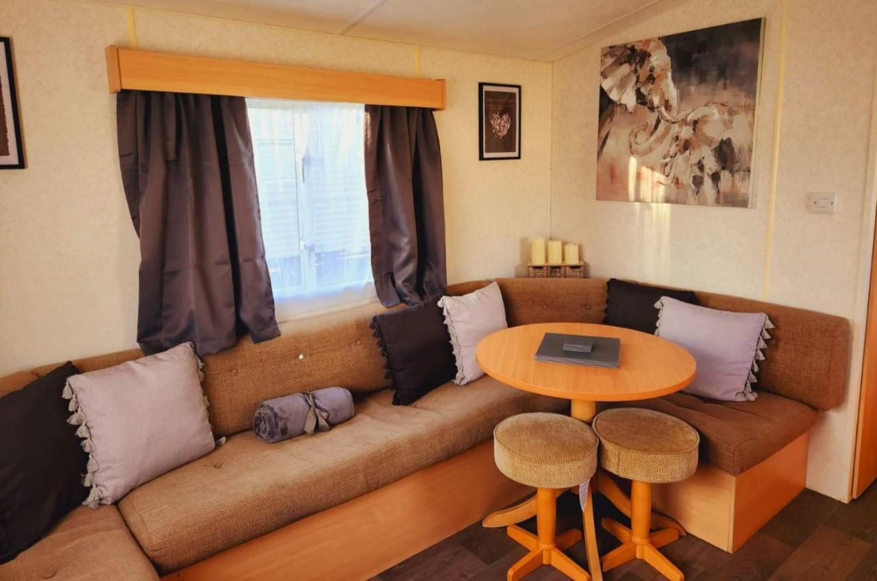 Comfy Caravan On Marine Park Hotel Rhyl Exterior photo