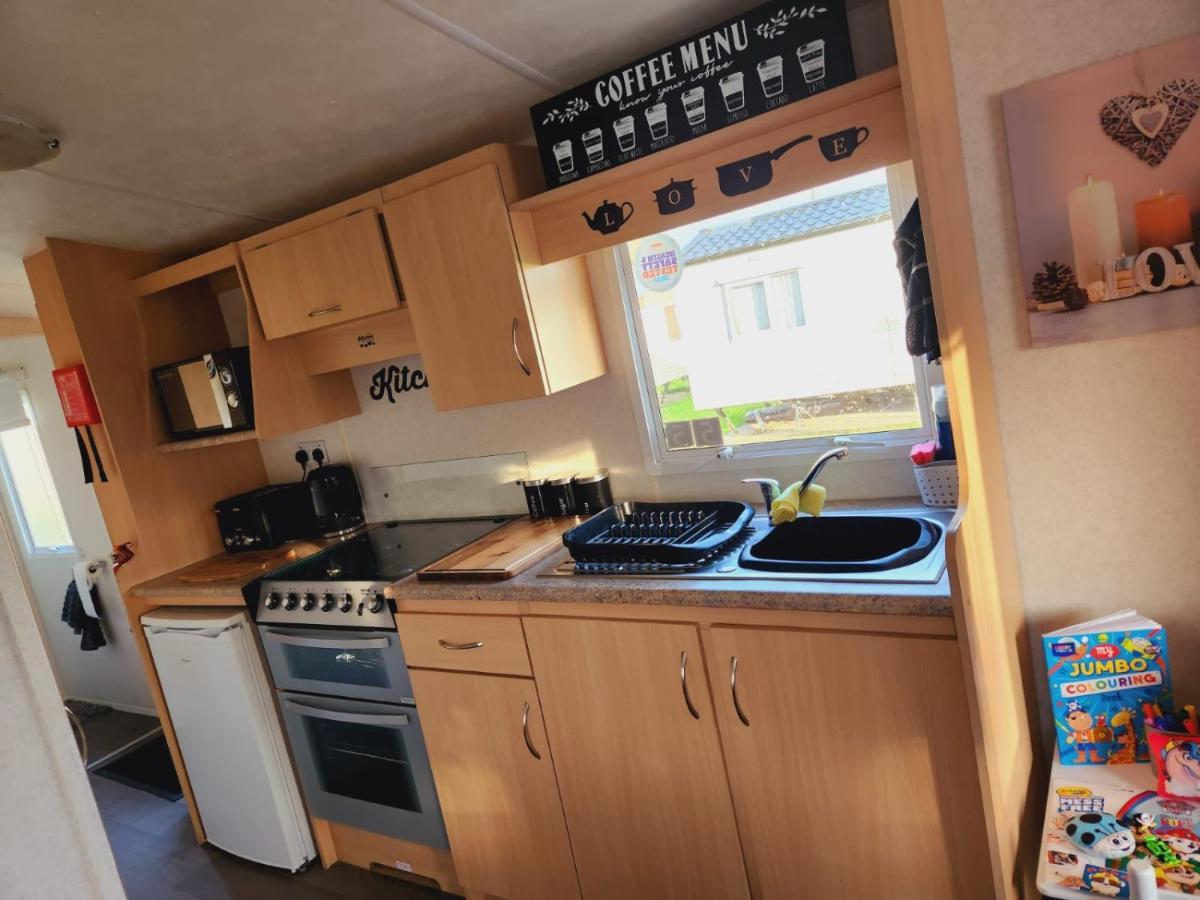 Comfy Caravan On Marine Park Hotel Rhyl Exterior photo