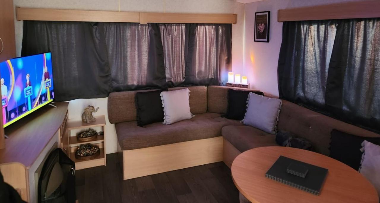 Comfy Caravan On Marine Park Hotel Rhyl Exterior photo